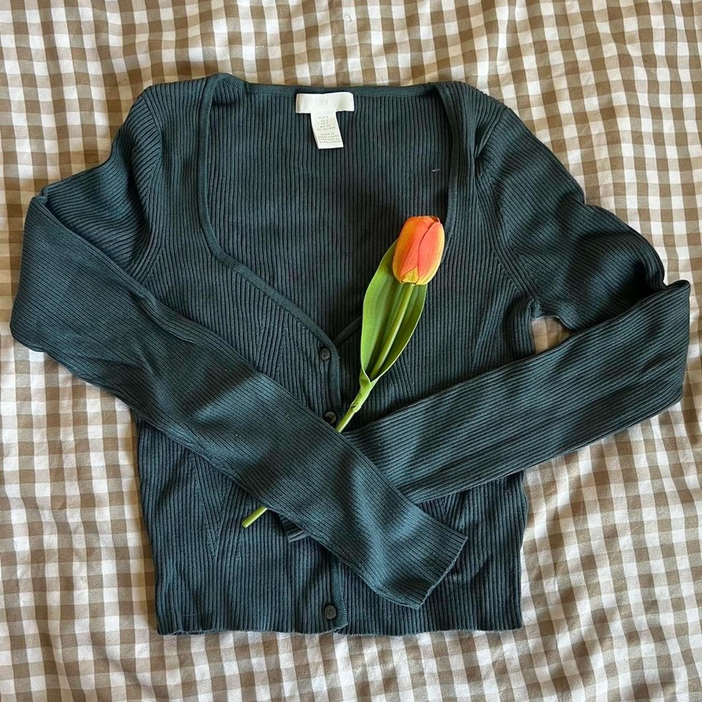 Cute button up vintage style sweater long sleeve blouse/cardigan.